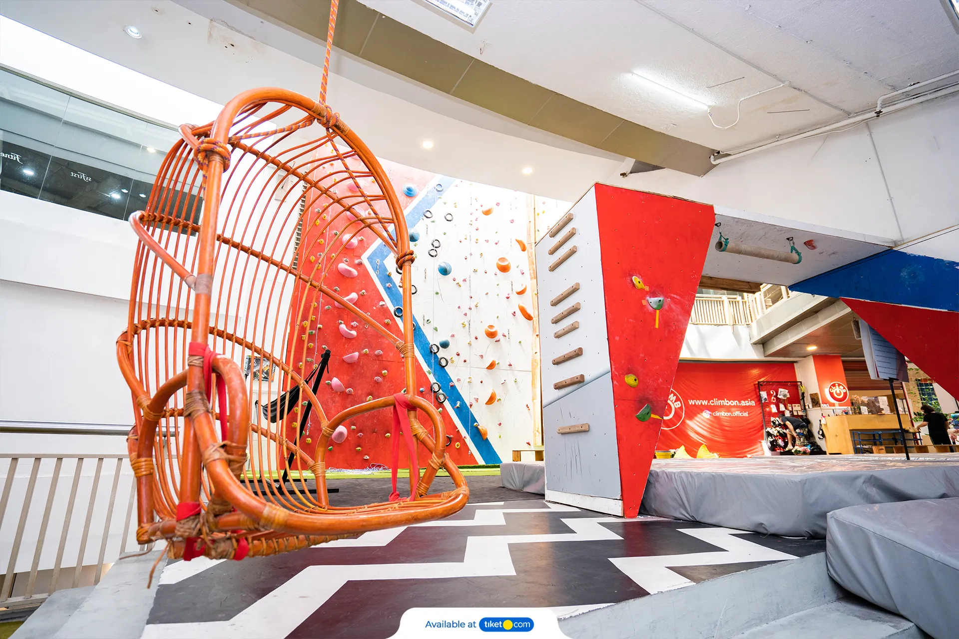 Fasilitas Climb On Indoor Climbing Gym